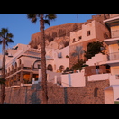 Benachbarte Häuser, ebenfalls am Hang zum Castillo de San Miguel